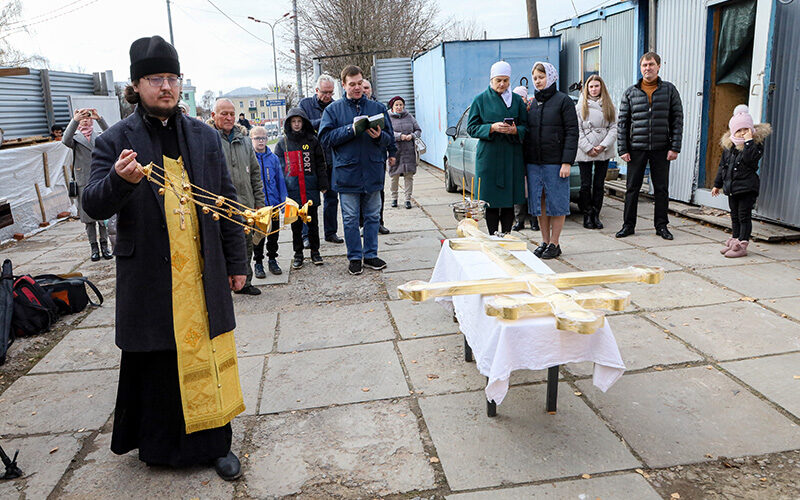 Водружение креста на колокольню храма Николы Бутки в городе Серпухов