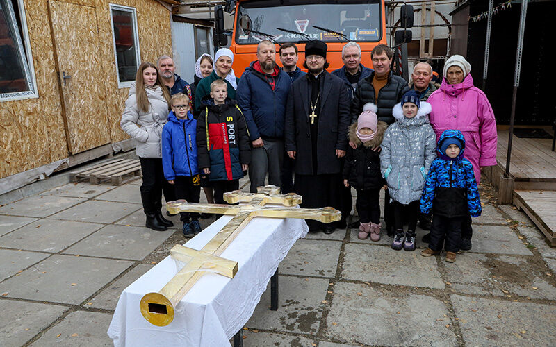 Водружение креста на колокольню храма Николы Бутки в городе Серпухов