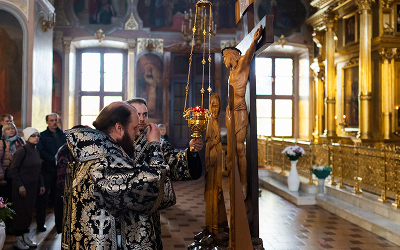 Вечерня с чтением акафиста Страстям Христовым в соборе Николы Белого