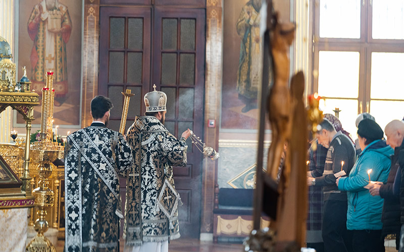 Вечерня с чтением акафиста Страстям Христовым в соборе Николы Белого