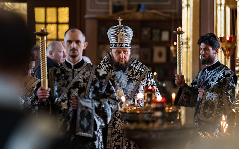 Вечерня с чтением акафиста Страстям Христовым в соборе Николы Белого