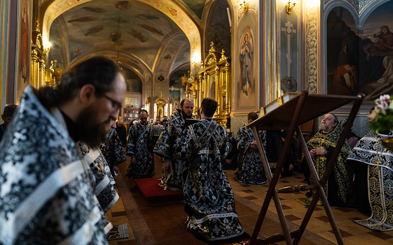 Вечерня с чтением акафиста Страстям Христовым в соборе Николы Белого