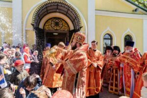 Архиерейское богослужение в Никольском храме посёлка Володарского