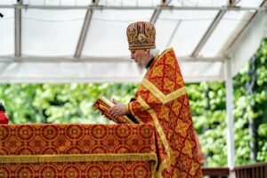 В праздник Собора новомучеников, в Бутове пострадавших, Патриарший наместник Московской митрополии возглавил Литургию на Бутовском полигоне