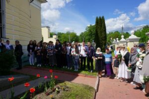 Пушкинский праздник в городе Чехов 4 июня в музее-усадьбе «Лопасня-Зачатьевское» города Чехов состоялся Пушкинский праздник, посвящённый дню рождения Александра Сергеевича Пушкина. В рамках праздничного мероприятия состоялось открытие выставки детского творчества «Пушкин глазами детей», а также награждение участников и победителей конкурса. По традиции перед началом мероприятия участники почтили память потомков великого поэта, захороненных на территории некрополя при Зачатьевском храме города Чехов. Панихиду совершил благочинный Чеховского церковного округа, настоятель Зачатьевского храма иерей Константин Александров. За богослужением молились председатель Совета депутатов г.о. Чехов Г.С. Козина, начальник Управления развитием отраслей социальной сферы О.Н. Щукина, потомки А.С. Пушкина, жители и гости города. Праздник продолжился в усадьбе, где участники посетили выставку «Лопасненская находка», посвящённая 350-летию императора Петра I. В стенах старинной усадьбы состоялся концерт мужского хора монастыря Вознесенской Давидовой пустыни, который исполнил для слушателей праздничные песнопения. Желающие могли также посетить лекцию в Исторической гостиной «Император Пётр I: пушкинское прочтение» и музыкальную встречу с артистами Москонцерта.