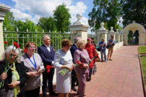 Пушкинский праздник в городе Чехов 4 июня в музее-усадьбе «Лопасня-Зачатьевское» города Чехов состоялся Пушкинский праздник, посвящённый дню рождения Александра Сергеевича Пушкина. В рамках праздничного мероприятия состоялось открытие выставки детского творчества «Пушкин глазами детей», а также награждение участников и победителей конкурса. По традиции перед началом мероприятия участники почтили память потомков великого поэта, захороненных на территории некрополя при Зачатьевском храме города Чехов. Панихиду совершил благочинный Чеховского церковного округа, настоятель Зачатьевского храма иерей Константин Александров. За богослужением молились председатель Совета депутатов г.о. Чехов Г.С. Козина, начальник Управления развитием отраслей социальной сферы О.Н. Щукина, потомки А.С. Пушкина, жители и гости города. Праздник продолжился в усадьбе, где участники посетили выставку «Лопасненская находка», посвящённая 350-летию императора Петра I. В стенах старинной усадьбы состоялся концерт мужского хора монастыря Вознесенской Давидовой пустыни, который исполнил для слушателей праздничные песнопения. Желающие могли также посетить лекцию в Исторической гостиной «Император Пётр I: пушкинское прочтение» и музыкальную встречу с артистами Москонцерта.