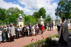 Пушкинский праздник в городе Чехов 4 июня в музее-усадьбе «Лопасня-Зачатьевское» города Чехов состоялся Пушкинский праздник, посвящённый дню рождения Александра Сергеевича Пушкина. В рамках праздничного мероприятия состоялось открытие выставки детского творчества «Пушкин глазами детей», а также награждение участников и победителей конкурса. По традиции перед началом мероприятия участники почтили память потомков великого поэта, захороненных на территории некрополя при Зачатьевском храме города Чехов. Панихиду совершил благочинный Чеховского церковного округа, настоятель Зачатьевского храма иерей Константин Александров. За богослужением молились председатель Совета депутатов г.о. Чехов Г.С. Козина, начальник Управления развитием отраслей социальной сферы О.Н. Щукина, потомки А.С. Пушкина, жители и гости города. Праздник продолжился в усадьбе, где участники посетили выставку «Лопасненская находка», посвящённая 350-летию императора Петра I. В стенах старинной усадьбы состоялся концерт мужского хора монастыря Вознесенской Давидовой пустыни, который исполнил для слушателей праздничные песнопения. Желающие могли также посетить лекцию в Исторической гостиной «Император Пётр I: пушкинское прочтение» и музыкальную встречу с артистами Москонцерта.