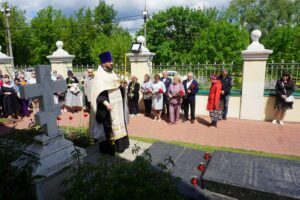 Пушкинский праздник в городе Чехов 4 июня в музее-усадьбе «Лопасня-Зачатьевское» города Чехов состоялся Пушкинский праздник, посвящённый дню рождения Александра Сергеевича Пушкина. В рамках праздничного мероприятия состоялось открытие выставки детского творчества «Пушкин глазами детей», а также награждение участников и победителей конкурса. По традиции перед началом мероприятия участники почтили память потомков великого поэта, захороненных на территории некрополя при Зачатьевском храме города Чехов. Панихиду совершил благочинный Чеховского церковного округа, настоятель Зачатьевского храма иерей Константин Александров. За богослужением молились председатель Совета депутатов г.о. Чехов Г.С. Козина, начальник Управления развитием отраслей социальной сферы О.Н. Щукина, потомки А.С. Пушкина, жители и гости города. Праздник продолжился в усадьбе, где участники посетили выставку «Лопасненская находка», посвящённая 350-летию императора Петра I. В стенах старинной усадьбы состоялся концерт мужского хора монастыря Вознесенской Давидовой пустыни, который исполнил для слушателей праздничные песнопения. Желающие могли также посетить лекцию в Исторической гостиной «Император Пётр I: пушкинское прочтение» и музыкальную встречу с артистами Москонцерта.