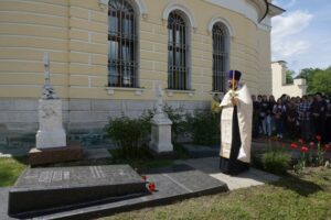 Пушкинский праздник в городе Чехов 4 июня в музее-усадьбе «Лопасня-Зачатьевское» города Чехов состоялся Пушкинский праздник, посвящённый дню рождения Александра Сергеевича Пушкина. В рамках праздничного мероприятия состоялось открытие выставки детского творчества «Пушкин глазами детей», а также награждение участников и победителей конкурса. По традиции перед началом мероприятия участники почтили память потомков великого поэта, захороненных на территории некрополя при Зачатьевском храме города Чехов. Панихиду совершил благочинный Чеховского церковного округа, настоятель Зачатьевского храма иерей Константин Александров. За богослужением молились председатель Совета депутатов г.о. Чехов Г.С. Козина, начальник Управления развитием отраслей социальной сферы О.Н. Щукина, потомки А.С. Пушкина, жители и гости города. Праздник продолжился в усадьбе, где участники посетили выставку «Лопасненская находка», посвящённая 350-летию императора Петра I. В стенах старинной усадьбы состоялся концерт мужского хора монастыря Вознесенской Давидовой пустыни, который исполнил для слушателей праздничные песнопения. Желающие могли также посетить лекцию в Исторической гостиной «Император Пётр I: пушкинское прочтение» и музыкальную встречу с артистами Москонцерта.