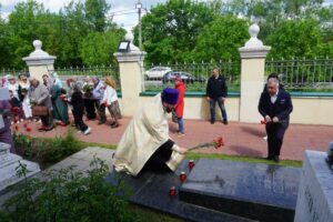 Пушкинский праздник в городе Чехов 4 июня в музее-усадьбе «Лопасня-Зачатьевское» города Чехов состоялся Пушкинский праздник, посвящённый дню рождения Александра Сергеевича Пушкина. В рамках праздничного мероприятия состоялось открытие выставки детского творчества «Пушкин глазами детей», а также награждение участников и победителей конкурса. По традиции перед началом мероприятия участники почтили память потомков великого поэта, захороненных на территории некрополя при Зачатьевском храме города Чехов. Панихиду совершил благочинный Чеховского церковного округа, настоятель Зачатьевского храма иерей Константин Александров. За богослужением молились председатель Совета депутатов г.о. Чехов Г.С. Козина, начальник Управления развитием отраслей социальной сферы О.Н. Щукина, потомки А.С. Пушкина, жители и гости города. Праздник продолжился в усадьбе, где участники посетили выставку «Лопасненская находка», посвящённая 350-летию императора Петра I. В стенах старинной усадьбы состоялся концерт мужского хора монастыря Вознесенской Давидовой пустыни, который исполнил для слушателей праздничные песнопения. Желающие могли также посетить лекцию в Исторической гостиной «Император Пётр I: пушкинское прочтение» и музыкальную встречу с артистами Москонцерта.