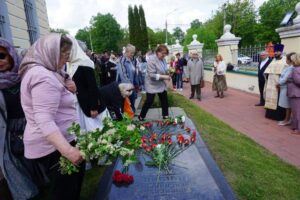 Пушкинский праздник в городе Чехов 4 июня в музее-усадьбе «Лопасня-Зачатьевское» города Чехов состоялся Пушкинский праздник, посвящённый дню рождения Александра Сергеевича Пушкина. В рамках праздничного мероприятия состоялось открытие выставки детского творчества «Пушкин глазами детей», а также награждение участников и победителей конкурса. По традиции перед началом мероприятия участники почтили память потомков великого поэта, захороненных на территории некрополя при Зачатьевском храме города Чехов. Панихиду совершил благочинный Чеховского церковного округа, настоятель Зачатьевского храма иерей Константин Александров. За богослужением молились председатель Совета депутатов г.о. Чехов Г.С. Козина, начальник Управления развитием отраслей социальной сферы О.Н. Щукина, потомки А.С. Пушкина, жители и гости города. Праздник продолжился в усадьбе, где участники посетили выставку «Лопасненская находка», посвящённая 350-летию императора Петра I. В стенах старинной усадьбы состоялся концерт мужского хора монастыря Вознесенской Давидовой пустыни, который исполнил для слушателей праздничные песнопения. Желающие могли также посетить лекцию в Исторической гостиной «Император Пётр I: пушкинское прочтение» и музыкальную встречу с артистами Москонцерта.