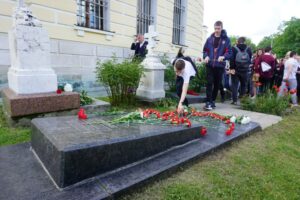 Пушкинский праздник в городе Чехов 4 июня в музее-усадьбе «Лопасня-Зачатьевское» города Чехов состоялся Пушкинский праздник, посвящённый дню рождения Александра Сергеевича Пушкина. В рамках праздничного мероприятия состоялось открытие выставки детского творчества «Пушкин глазами детей», а также награждение участников и победителей конкурса. По традиции перед началом мероприятия участники почтили память потомков великого поэта, захороненных на территории некрополя при Зачатьевском храме города Чехов. Панихиду совершил благочинный Чеховского церковного округа, настоятель Зачатьевского храма иерей Константин Александров. За богослужением молились председатель Совета депутатов г.о. Чехов Г.С. Козина, начальник Управления развитием отраслей социальной сферы О.Н. Щукина, потомки А.С. Пушкина, жители и гости города. Праздник продолжился в усадьбе, где участники посетили выставку «Лопасненская находка», посвящённая 350-летию императора Петра I. В стенах старинной усадьбы состоялся концерт мужского хора монастыря Вознесенской Давидовой пустыни, который исполнил для слушателей праздничные песнопения. Желающие могли также посетить лекцию в Исторической гостиной «Император Пётр I: пушкинское прочтение» и музыкальную встречу с артистами Москонцерта.