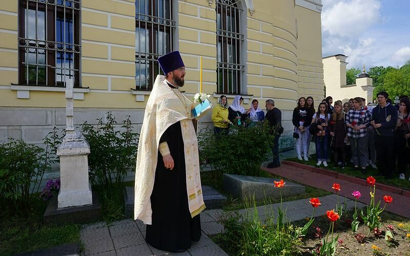 Пушкинский праздник в городе Чехов 4 июня в музее-усадьбе «Лопасня-Зачатьевское» города Чехов состоялся Пушкинский праздник, посвящённый дню рождения Александра Сергеевича Пушкина. В рамках праздничного мероприятия состоялось открытие выставки детского творчества «Пушкин глазами детей», а также награждение участников и победителей конкурса. По традиции перед началом мероприятия участники почтили память потомков великого поэта, захороненных на территории некрополя при Зачатьевском храме города Чехов. Панихиду совершил благочинный Чеховского церковного округа, настоятель Зачатьевского храма иерей Константин Александров. За богослужением молились председатель Совета депутатов г.о. Чехов Г.С. Козина, начальник Управления развитием отраслей социальной сферы О.Н. Щукина, потомки А.С. Пушкина, жители и гости города. Праздник продолжился в усадьбе, где участники посетили выставку «Лопасненская находка», посвящённая 350-летию императора Петра I. В стенах старинной усадьбы состоялся концерт мужского хора монастыря Вознесенской Давидовой пустыни, который исполнил для слушателей праздничные песнопения. Желающие могли также посетить лекцию в Исторической гостиной «Император Пётр I: пушкинское прочтение» и музыкальную встречу с артистами Москонцерта.