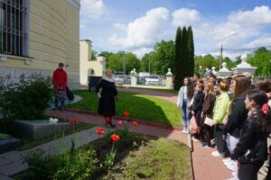 Пушкинский праздник в городе Чехов 4 июня в музее-усадьбе «Лопасня-Зачатьевское» города Чехов состоялся Пушкинский праздник, посвящённый дню рождения Александра Сергеевича Пушкина. В рамках праздничного мероприятия состоялось открытие выставки детского творчества «Пушкин глазами детей», а также награждение участников и победителей конкурса. По традиции перед началом мероприятия участники почтили память потомков великого поэта, захороненных на территории некрополя при Зачатьевском храме города Чехов. Панихиду совершил благочинный Чеховского церковного округа, настоятель Зачатьевского храма иерей Константин Александров. За богослужением молились председатель Совета депутатов г.о. Чехов Г.С. Козина, начальник Управления развитием отраслей социальной сферы О.Н. Щукина, потомки А.С. Пушкина, жители и гости города. Праздник продолжился в усадьбе, где участники посетили выставку «Лопасненская находка», посвящённая 350-летию императора Петра I. В стенах старинной усадьбы состоялся концерт мужского хора монастыря Вознесенской Давидовой пустыни, который исполнил для слушателей праздничные песнопения. Желающие могли также посетить лекцию в Исторической гостиной «Император Пётр I: пушкинское прочтение» и музыкальную встречу с артистами Москонцерта.