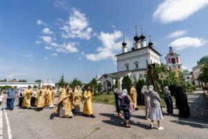 Архиерейское богослужение в день памяти преподобного Владимира Белопесоцкого в Свято-Троицком Белопесоцком женском монастыре