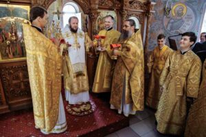 Архиерейское богослужение в Христорождественском храме города Домодедово 10 июля, в неделю 4-ю по Пятидесятнице, в Христорождественском храме города Домодедово в честь 20-летия со дня Великого освящения архиепископ Подольский и Люберецкий Аксий совершил Божественную литургию. Его Высокопреосвященству сослужили секретарь Подольского епархиального управления иерей Константин Семёнов, благочинный Домодедовского церковного округа иерей Андрей Дьячков, настоятель храма протоиерей Александр Васильев и духовенство Подольской епархии. За богослужением молились председатель Совета депутатов г.о. Домодедово Л.П. Ковалевский, прихожане храма и жители городского округа Домодедово. По сугубой ектении была вознесена молитва о восстановлении мира. Богослужебные песнопения исполнил архиерейский хор под управлением Александра Веретенникова. По окончании богослужения архиепископ Аксий обратился к духовенству и мирянам с архипастырским словом: «Построить храм – дело непростое, но когда человек все силы употребляет к этому, то даже через испытания это дело состоится. Большая забота и ответственность лежит на каждом пастыре – об укреплении и утверждении жизни на приходе, чтобы храм задышал, чтобы в нём чувствовалась жизнь, чтобы в нём была молитва. Переступая порог храма, человек, даже редко приходящий в дом Божий, и даже никогда не участвующий в жизни церковной, ощущает особое спокойствие на сердце. И мы с вами во время молитвы хотя бы на мгновение ощущаем близость Бога. Ради этих моментов, воспоминая их, наше сердце вновь и вновь жаждет этого особого состояния духа, которое невозможно приобрести, просто почитав духовную литературу, – необходимо это пережить. Весь огромный духовный опыт нашей Церкви нужно пропустить через своё сердце. Так мы становимся частью той Церкви, которую Господь основал две тысячи лет назад». Владыка поздравил настоятеля и прихожан храма с юбилейной датой и подарил икону Рождества Иоанна Предтечи.