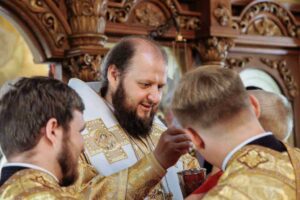 Архиерейское богослужение в Христорождественском храме города Домодедово 10 июля, в неделю 4-ю по Пятидесятнице, в Христорождественском храме города Домодедово в честь 20-летия со дня Великого освящения архиепископ Подольский и Люберецкий Аксий совершил Божественную литургию. Его Высокопреосвященству сослужили секретарь Подольского епархиального управления иерей Константин Семёнов, благочинный Домодедовского церковного округа иерей Андрей Дьячков, настоятель храма протоиерей Александр Васильев и духовенство Подольской епархии. За богослужением молились председатель Совета депутатов г.о. Домодедово Л.П. Ковалевский, прихожане храма и жители городского округа Домодедово. По сугубой ектении была вознесена молитва о восстановлении мира. Богослужебные песнопения исполнил архиерейский хор под управлением Александра Веретенникова. По окончании богослужения архиепископ Аксий обратился к духовенству и мирянам с архипастырским словом: «Построить храм – дело непростое, но когда человек все силы употребляет к этому, то даже через испытания это дело состоится. Большая забота и ответственность лежит на каждом пастыре – об укреплении и утверждении жизни на приходе, чтобы храм задышал, чтобы в нём чувствовалась жизнь, чтобы в нём была молитва. Переступая порог храма, человек, даже редко приходящий в дом Божий, и даже никогда не участвующий в жизни церковной, ощущает особое спокойствие на сердце. И мы с вами во время молитвы хотя бы на мгновение ощущаем близость Бога. Ради этих моментов, воспоминая их, наше сердце вновь и вновь жаждет этого особого состояния духа, которое невозможно приобрести, просто почитав духовную литературу, – необходимо это пережить. Весь огромный духовный опыт нашей Церкви нужно пропустить через своё сердце. Так мы становимся частью той Церкви, которую Господь основал две тысячи лет назад». Владыка поздравил настоятеля и прихожан храма с юбилейной датой и подарил икону Рождества Иоанна Предтечи.