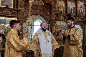 Архиерейское богослужение в Христорождественском храме города Домодедово 10 июля, в неделю 4-ю по Пятидесятнице, в Христорождественском храме города Домодедово в честь 20-летия со дня Великого освящения архиепископ Подольский и Люберецкий Аксий совершил Божественную литургию. Его Высокопреосвященству сослужили секретарь Подольского епархиального управления иерей Константин Семёнов, благочинный Домодедовского церковного округа иерей Андрей Дьячков, настоятель храма протоиерей Александр Васильев и духовенство Подольской епархии. За богослужением молились председатель Совета депутатов г.о. Домодедово Л.П. Ковалевский, прихожане храма и жители городского округа Домодедово. По сугубой ектении была вознесена молитва о восстановлении мира. Богослужебные песнопения исполнил архиерейский хор под управлением Александра Веретенникова. По окончании богослужения архиепископ Аксий обратился к духовенству и мирянам с архипастырским словом: «Построить храм – дело непростое, но когда человек все силы употребляет к этому, то даже через испытания это дело состоится. Большая забота и ответственность лежит на каждом пастыре – об укреплении и утверждении жизни на приходе, чтобы храм задышал, чтобы в нём чувствовалась жизнь, чтобы в нём была молитва. Переступая порог храма, человек, даже редко приходящий в дом Божий, и даже никогда не участвующий в жизни церковной, ощущает особое спокойствие на сердце. И мы с вами во время молитвы хотя бы на мгновение ощущаем близость Бога. Ради этих моментов, воспоминая их, наше сердце вновь и вновь жаждет этого особого состояния духа, которое невозможно приобрести, просто почитав духовную литературу, – необходимо это пережить. Весь огромный духовный опыт нашей Церкви нужно пропустить через своё сердце. Так мы становимся частью той Церкви, которую Господь основал две тысячи лет назад». Владыка поздравил настоятеля и прихожан храма с юбилейной датой и подарил икону Рождества Иоанна Предтечи.