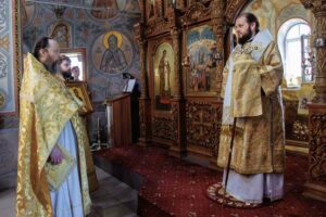 Архиерейское богослужение в Христорождественском храме города Домодедово 10 июля, в неделю 4-ю по Пятидесятнице, в Христорождественском храме города Домодедово в честь 20-летия со дня Великого освящения архиепископ Подольский и Люберецкий Аксий совершил Божественную литургию. Его Высокопреосвященству сослужили секретарь Подольского епархиального управления иерей Константин Семёнов, благочинный Домодедовского церковного округа иерей Андрей Дьячков, настоятель храма протоиерей Александр Васильев и духовенство Подольской епархии. За богослужением молились председатель Совета депутатов г.о. Домодедово Л.П. Ковалевский, прихожане храма и жители городского округа Домодедово. По сугубой ектении была вознесена молитва о восстановлении мира. Богослужебные песнопения исполнил архиерейский хор под управлением Александра Веретенникова. По окончании богослужения архиепископ Аксий обратился к духовенству и мирянам с архипастырским словом: «Построить храм – дело непростое, но когда человек все силы употребляет к этому, то даже через испытания это дело состоится. Большая забота и ответственность лежит на каждом пастыре – об укреплении и утверждении жизни на приходе, чтобы храм задышал, чтобы в нём чувствовалась жизнь, чтобы в нём была молитва. Переступая порог храма, человек, даже редко приходящий в дом Божий, и даже никогда не участвующий в жизни церковной, ощущает особое спокойствие на сердце. И мы с вами во время молитвы хотя бы на мгновение ощущаем близость Бога. Ради этих моментов, воспоминая их, наше сердце вновь и вновь жаждет этого особого состояния духа, которое невозможно приобрести, просто почитав духовную литературу, – необходимо это пережить. Весь огромный духовный опыт нашей Церкви нужно пропустить через своё сердце. Так мы становимся частью той Церкви, которую Господь основал две тысячи лет назад». Владыка поздравил настоятеля и прихожан храма с юбилейной датой и подарил икону Рождества Иоанна Предтечи.