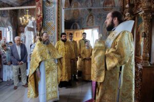 Архиерейское богослужение в Христорождественском храме города Домодедово 10 июля, в неделю 4-ю по Пятидесятнице, в Христорождественском храме города Домодедово в честь 20-летия со дня Великого освящения архиепископ Подольский и Люберецкий Аксий совершил Божественную литургию. Его Высокопреосвященству сослужили секретарь Подольского епархиального управления иерей Константин Семёнов, благочинный Домодедовского церковного округа иерей Андрей Дьячков, настоятель храма протоиерей Александр Васильев и духовенство Подольской епархии. За богослужением молились председатель Совета депутатов г.о. Домодедово Л.П. Ковалевский, прихожане храма и жители городского округа Домодедово. По сугубой ектении была вознесена молитва о восстановлении мира. Богослужебные песнопения исполнил архиерейский хор под управлением Александра Веретенникова. По окончании богослужения архиепископ Аксий обратился к духовенству и мирянам с архипастырским словом: «Построить храм – дело непростое, но когда человек все силы употребляет к этому, то даже через испытания это дело состоится. Большая забота и ответственность лежит на каждом пастыре – об укреплении и утверждении жизни на приходе, чтобы храм задышал, чтобы в нём чувствовалась жизнь, чтобы в нём была молитва. Переступая порог храма, человек, даже редко приходящий в дом Божий, и даже никогда не участвующий в жизни церковной, ощущает особое спокойствие на сердце. И мы с вами во время молитвы хотя бы на мгновение ощущаем близость Бога. Ради этих моментов, воспоминая их, наше сердце вновь и вновь жаждет этого особого состояния духа, которое невозможно приобрести, просто почитав духовную литературу, – необходимо это пережить. Весь огромный духовный опыт нашей Церкви нужно пропустить через своё сердце. Так мы становимся частью той Церкви, которую Господь основал две тысячи лет назад». Владыка поздравил настоятеля и прихожан храма с юбилейной датой и подарил икону Рождества Иоанна Предтечи.