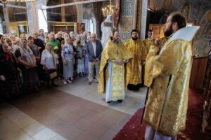 Архиерейское богослужение в Христорождественском храме города Домодедово 10 июля, в неделю 4-ю по Пятидесятнице, в Христорождественском храме города Домодедово в честь 20-летия со дня Великого освящения архиепископ Подольский и Люберецкий Аксий совершил Божественную литургию. Его Высокопреосвященству сослужили секретарь Подольского епархиального управления иерей Константин Семёнов, благочинный Домодедовского церковного округа иерей Андрей Дьячков, настоятель храма протоиерей Александр Васильев и духовенство Подольской епархии. За богослужением молились председатель Совета депутатов г.о. Домодедово Л.П. Ковалевский, прихожане храма и жители городского округа Домодедово. По сугубой ектении была вознесена молитва о восстановлении мира. Богослужебные песнопения исполнил архиерейский хор под управлением Александра Веретенникова. По окончании богослужения архиепископ Аксий обратился к духовенству и мирянам с архипастырским словом: «Построить храм – дело непростое, но когда человек все силы употребляет к этому, то даже через испытания это дело состоится. Большая забота и ответственность лежит на каждом пастыре – об укреплении и утверждении жизни на приходе, чтобы храм задышал, чтобы в нём чувствовалась жизнь, чтобы в нём была молитва. Переступая порог храма, человек, даже редко приходящий в дом Божий, и даже никогда не участвующий в жизни церковной, ощущает особое спокойствие на сердце. И мы с вами во время молитвы хотя бы на мгновение ощущаем близость Бога. Ради этих моментов, воспоминая их, наше сердце вновь и вновь жаждет этого особого состояния духа, которое невозможно приобрести, просто почитав духовную литературу, – необходимо это пережить. Весь огромный духовный опыт нашей Церкви нужно пропустить через своё сердце. Так мы становимся частью той Церкви, которую Господь основал две тысячи лет назад». Владыка поздравил настоятеля и прихожан храма с юбилейной датой и подарил икону Рождества Иоанна Предтечи.