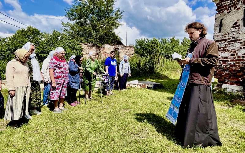 Молебен Пресвятой Богородице у стен Казанского (Андреевского) храма села Суково