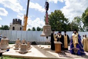 Освящение колоколов в Знаменском храме в Дубровицах