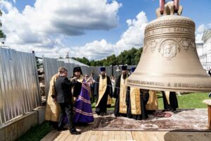 Освящение колоколов в Знаменском храме в Дубровицах