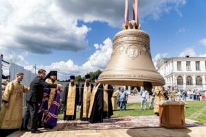 Освящение колоколов в Знаменском храме в Дубровицах