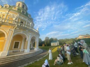 Студенты из Санкт-Петербурга в Богородицерождественском храме села Подмоклово