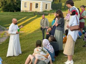 Студенты из Санкт-Петербурга в Богородицерождественском храме села Подмоклово