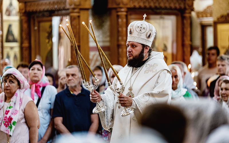 АрхиеАрхиерейское богослужение в Преображенском соборе города Люберцырейское богослужение в Преображенском соборе города Люберцы 19 августа, в праздник Преображения Господня, архиепископ Подольский и Люберецкий Аксий совершил Божественную литургию в Преображенском соборе города Люберцы. Его Высокопреосвященству сослужили благочинный церквей Люберецкого округа иерей Вячеслав Новак и клирики Подольской епархии. За богослужением молились глава г.о. Люберцы В.П. Ружицкий, начальник Управления образования В.Ю. Бунтина, первый заместитель председателя Совета депутатов городского округа Люберцы А.Л. Шлапак, председатель Общественной палаты Люберецкого района П.М. Ульянов, советник главы г.о. Люберцы В.И. Мокренко, советник главы г.о. Люберцы Е.С. Канчели, кадеты МОУ кадетской школы г.о. Люберцы, депутаты г.о. Люберцы. По сугубой ектении была вознесена молитва о восстановлении мира. Богослужебные песнопения исполнили хор Преображенского собора под управлением Марии Сидорычевой. По окончании богослужения архиепископ Аксий обратился к духовенству и прихожанам с архипастырским словом: «Когда в природе вокруг нас происходят изменения: после зимы зеленеет листва, распускаются цветы – мы называем происходящее словом, которое сегодня повторяем не единожды – преображение. Видя премудрость и гармонию в окружающей природе, невозможно не увидеть то же самое и в самом человеческом образе. Мы, христиане, призваны не только к внешней красоте, хотя порой и внешняя красота, безусловно, заслуживает внимания, если она преображает внутренний образ человека. Как приятно беседовать с людьми, у которых из глаз исходит доброта и свет. Неважно, о чём беседовать. Важно просто находиться рядом с этим человеком. Господь преобразился, и лицо Его сияло, как солнце, одежды Его сияли, как свет. Этим светом, который удивил и даже несколько испугал апостолов, нам следует вдохновляться в нашей жизни, следовать за Христом Спасителем и вместе с Ним преображать свою душу, свои поступки и помыслы». Затем на улице состоялся праздничный концерт, в котором выступил хор Люберецкого благочиния. В программе праздника была представлена выставка художественных картин храмов Люберецкого благочиния, прошли мастер-классы по написанию совместной картины и изготовлению яблок из ткани.