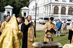 Освящение креста в Знаменском храме в Дубровицах