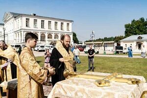 Освящение креста в Знаменском храме в Дубровицах