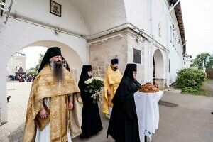 Архиепископ Аксий, Архиерейское богослужение во Введенском Владычнем женском монастыре