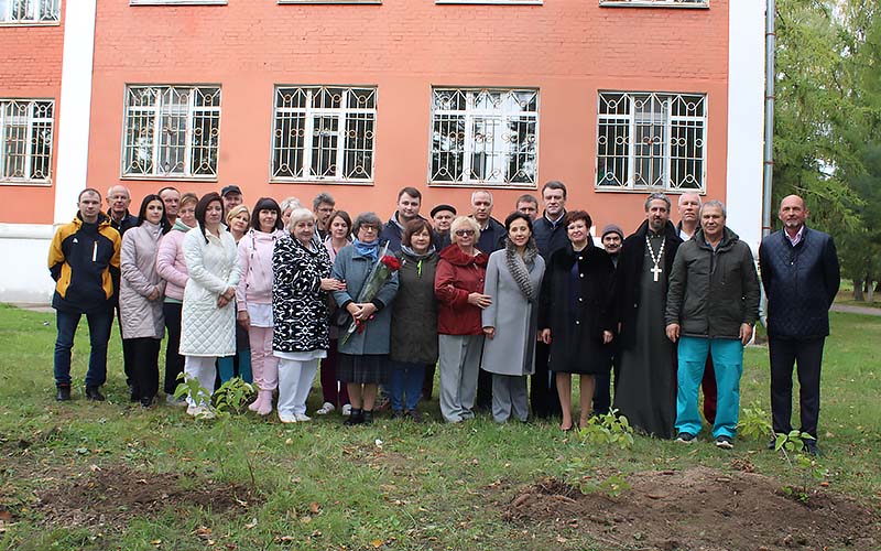 Высадка сирени на Аллее памяти в Мещерском