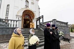 Божественная литургия в храме Первосвятителей Московских посёлка Горки Ленинские