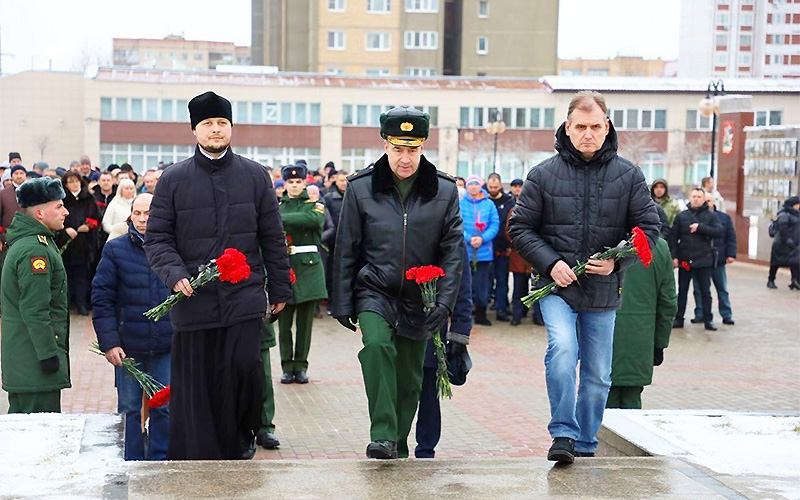 Церемония возложения цветов в Серпухове