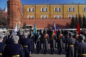 В День защитника Отечества Святейший Патриарх Кирилл возложил венок к могиле Неизвестного солдата у Кремлевской стены