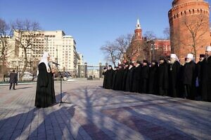 В День защитника Отечества Святейший Патриарх Кирилл возложил венок к могиле Неизвестного солдата у Кремлевской стены