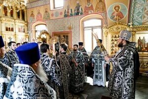 Архиерейское богослужение в Страстной Вторник в Воскресенском храме Подольска