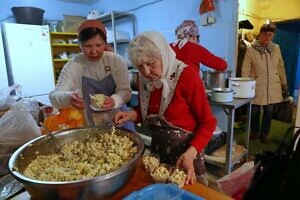 Пасхальный обед в Пущинской благотворительной столовой