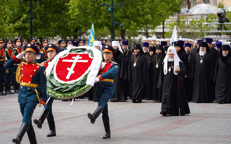 В канун Дня Победы Святейший Патриарх Кирилл возложил венок к могиле Неизвестного солдата у Кремлевской стены