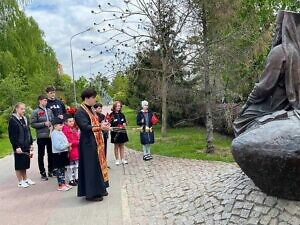 Возложение цветов у памятника архимандрита Алипия (Воронова) в Домодедово