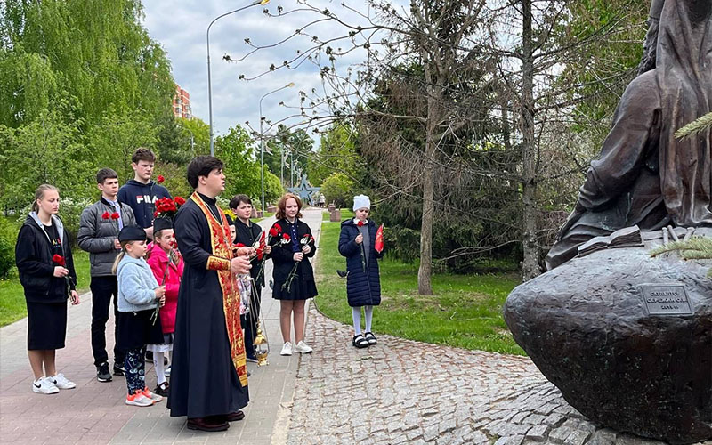 Возложение цветов у памятника архимандрита Алипия (Воронова) в Домодедово