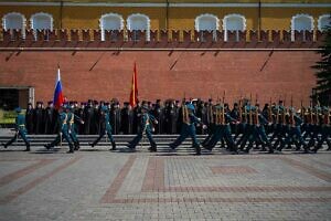 Возложение венка к могиле Неизвестного солдата в Александровском саду