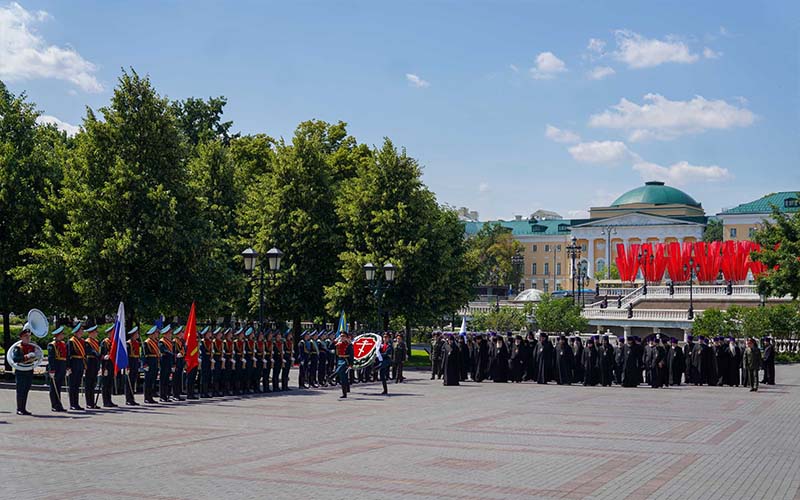 Возложение венка к могиле Неизвестного солдата в Александровском саду