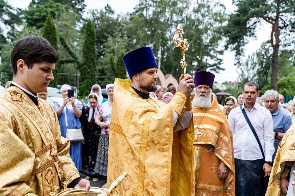 Архиерейское богослужение в Петропавловском храме посёлка Малаховка