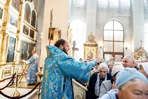 Божественная литургия в Троицком храме деревни Ваулово