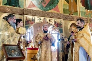 Божественная литургия в Успенском храме села Валищево городского округа Подольск